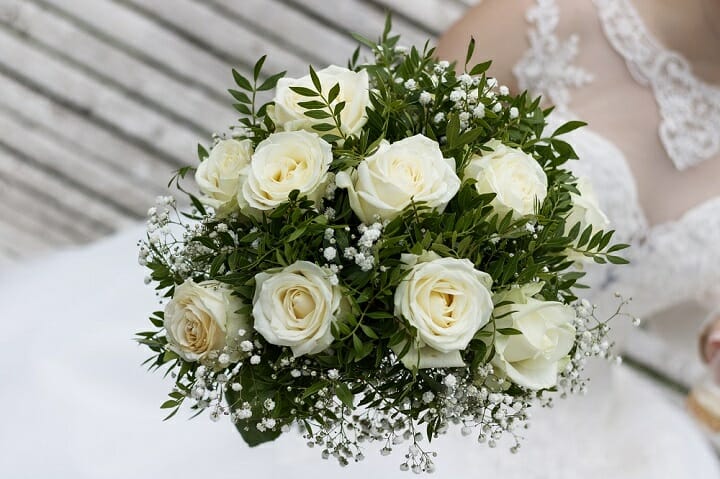 bride and bridesmaid flower bouquets